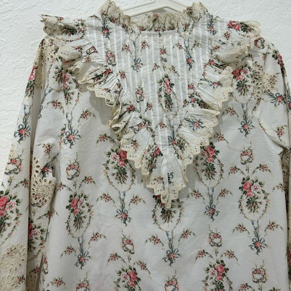 😊PRICE ⬇️
 LOVESHACK FANCY • White Long Sleeve Floral Blouse •size S • - Picture 6 of 9